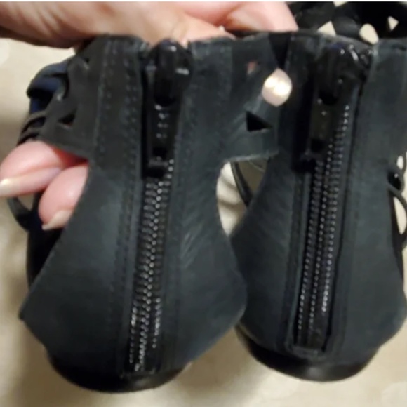 Nine West cut-out floral pattern black leather sandals- size 6.5 - Picture 5 of 8